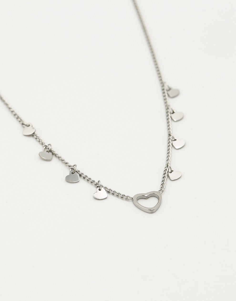 Fijne ketting open hartje met vallende hartjes zilverkleurig