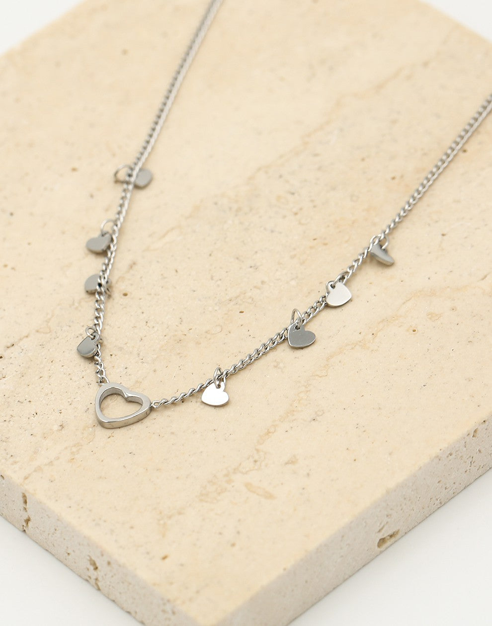 Fijne ketting open hartje met vallende hartjes zilverkleurig