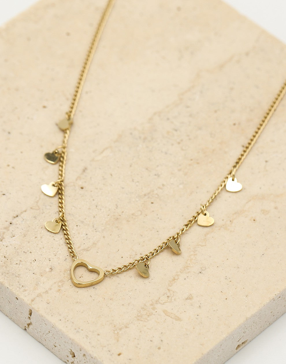 Fijne ketting open hartje met vallende hartjes goudkleurig