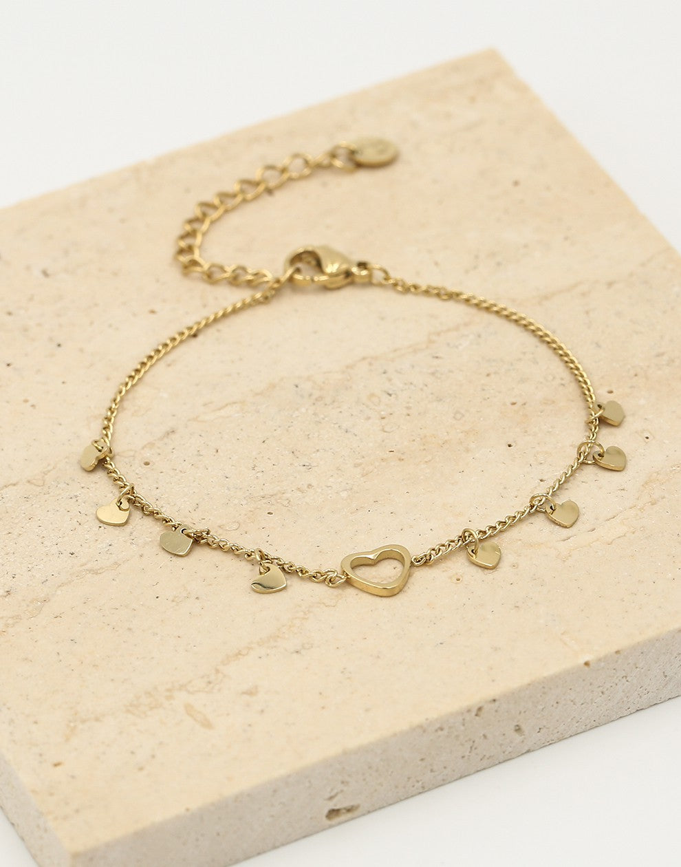 Fijne armband open hartje met vallende hartjes goudkleurig