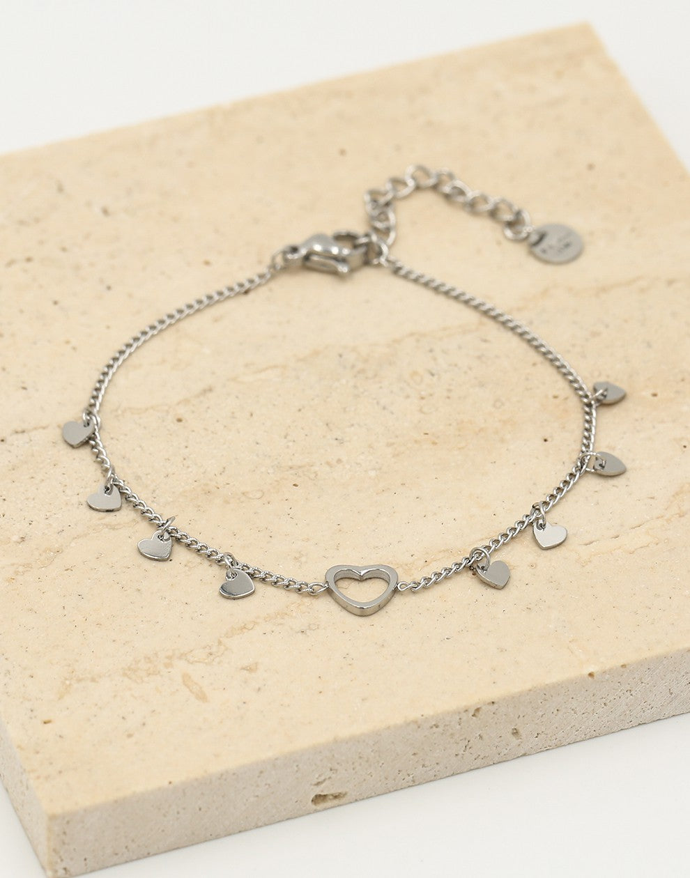 Fijne armband open hartje met vallende hartjes zilverkleurig