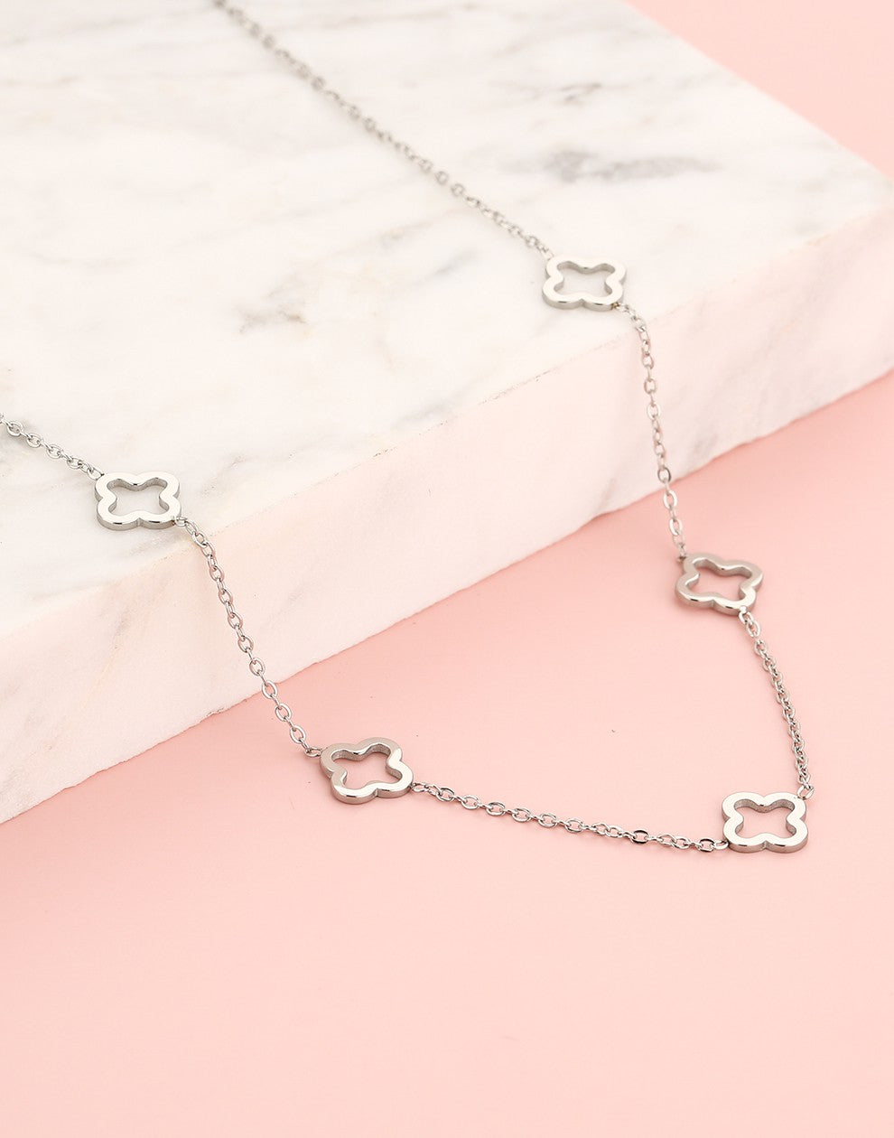 Ketting 5 open klavers zilverkleurig