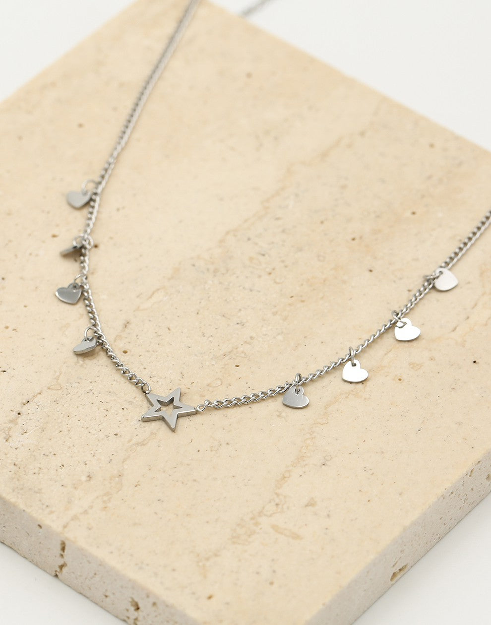 Ketting open ster met hartjes zilverkleurig