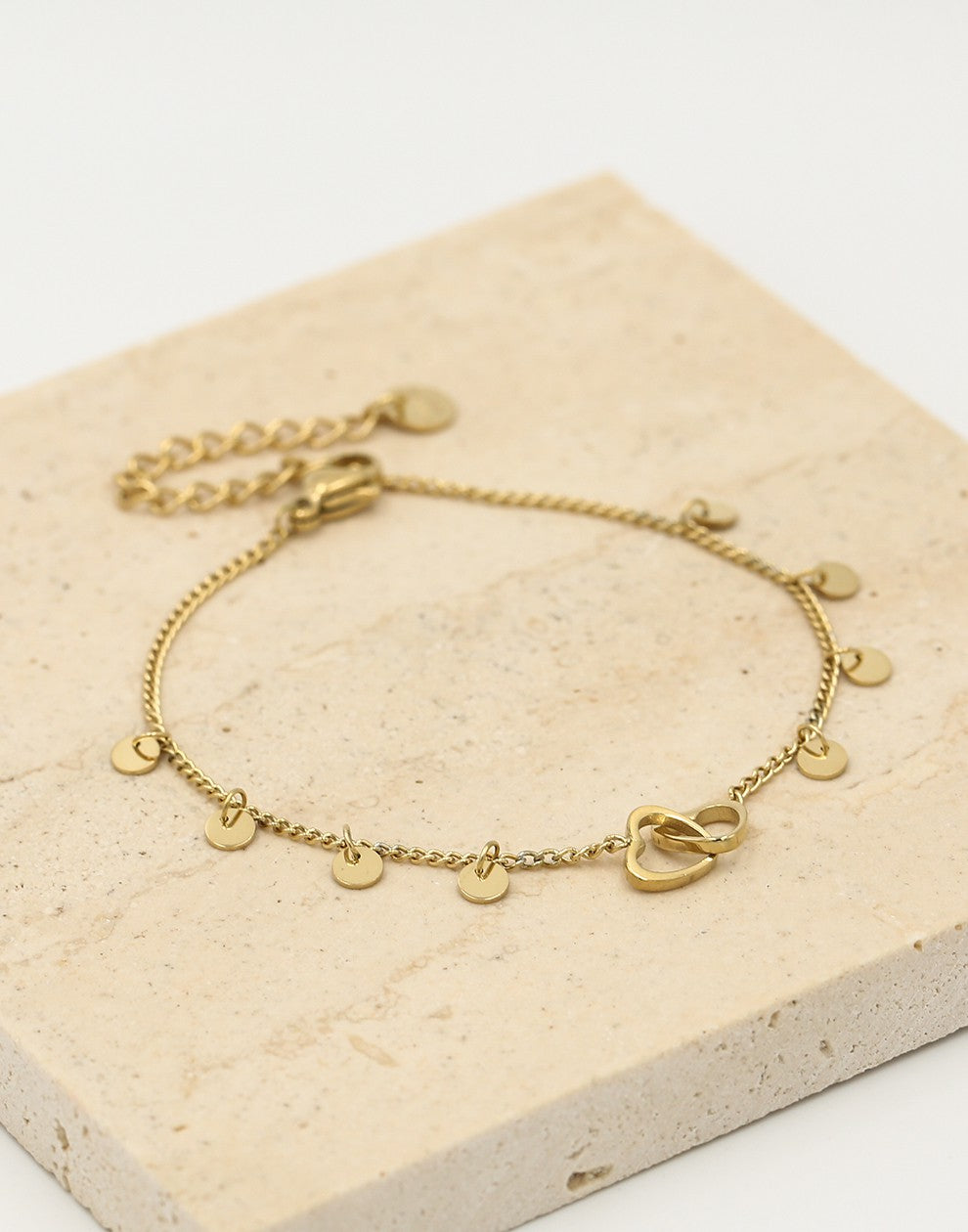 Armband dubbele hartjes met muntjes in goudkleurig