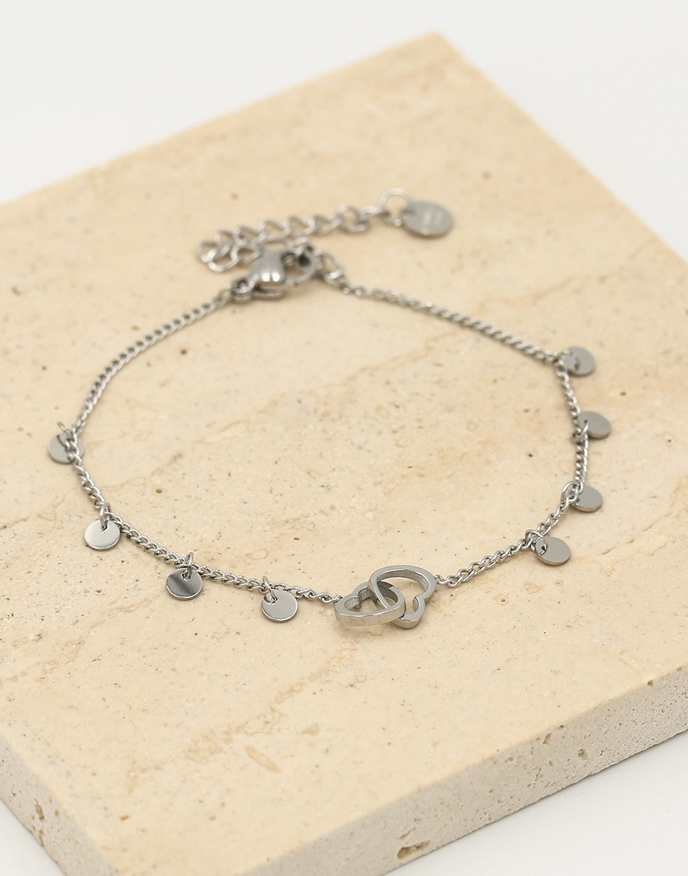 Armband dubbele hartjes met muntjes in zilverkleurig