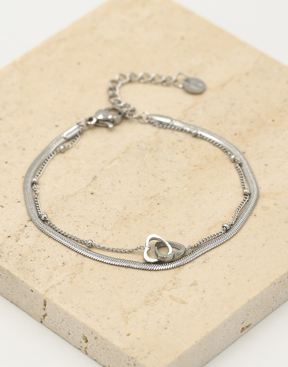 Dubbelle armband snake chain en hartjes zilverkleurig