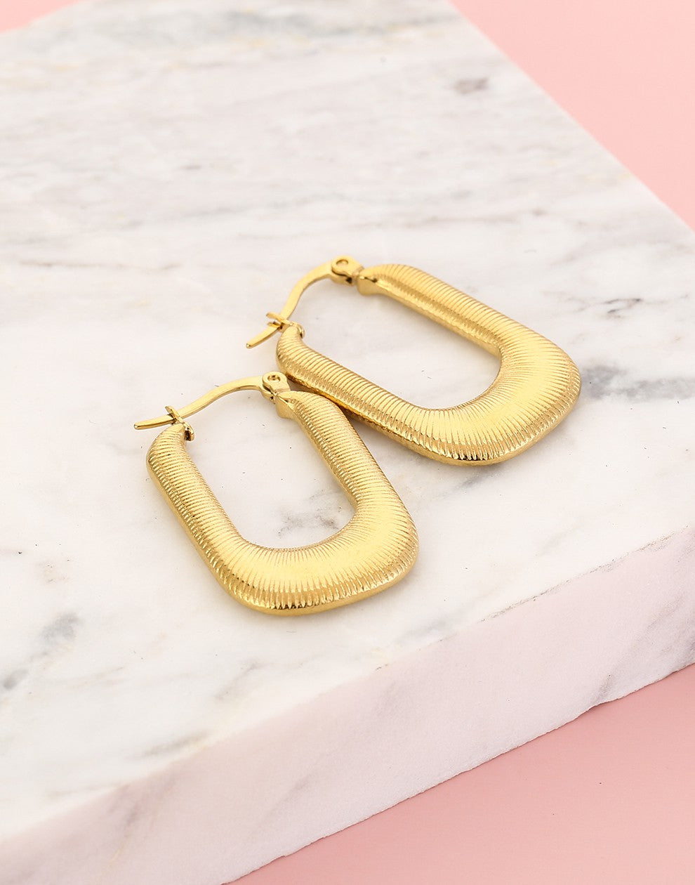 statement oorhangers met motief goudkleurig