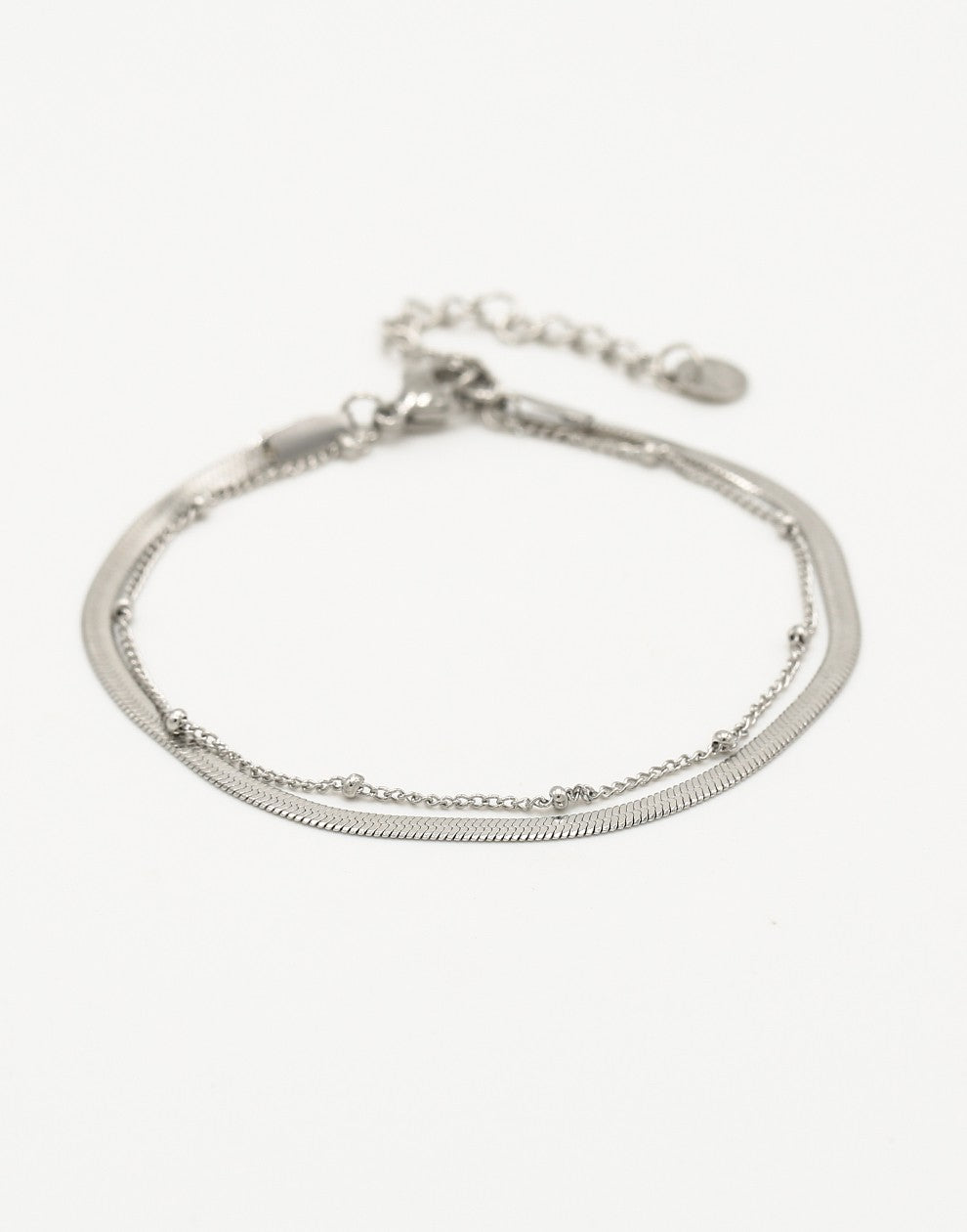 Dubbele armband plat met bolletje zilverkleurig