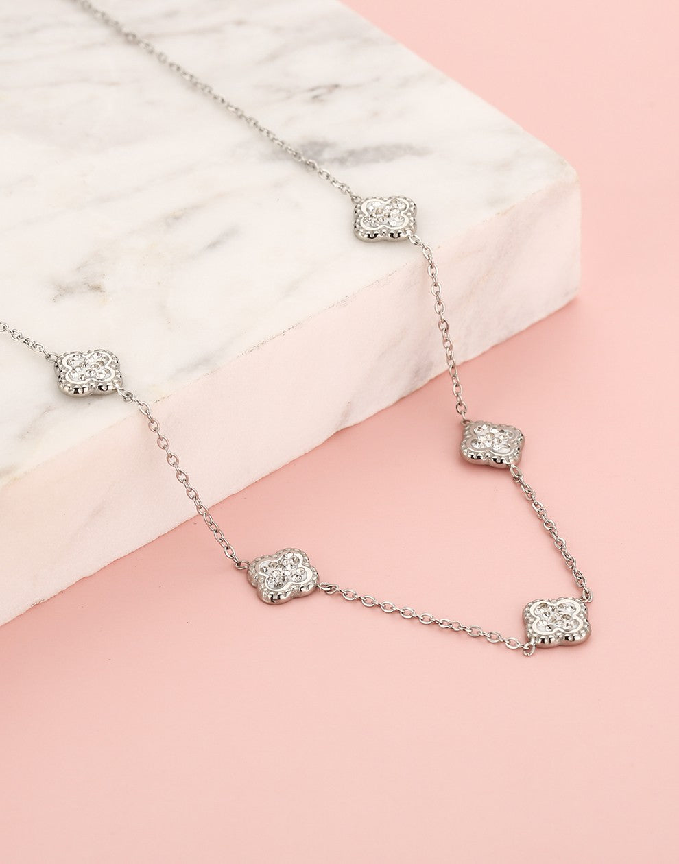 Ketting klavers met steentjes zilverkleurig