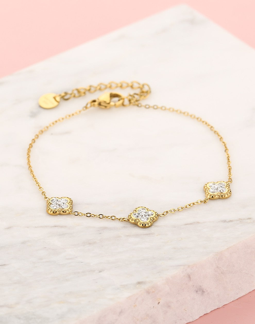 Armband klavers met steentjes goudkleurig