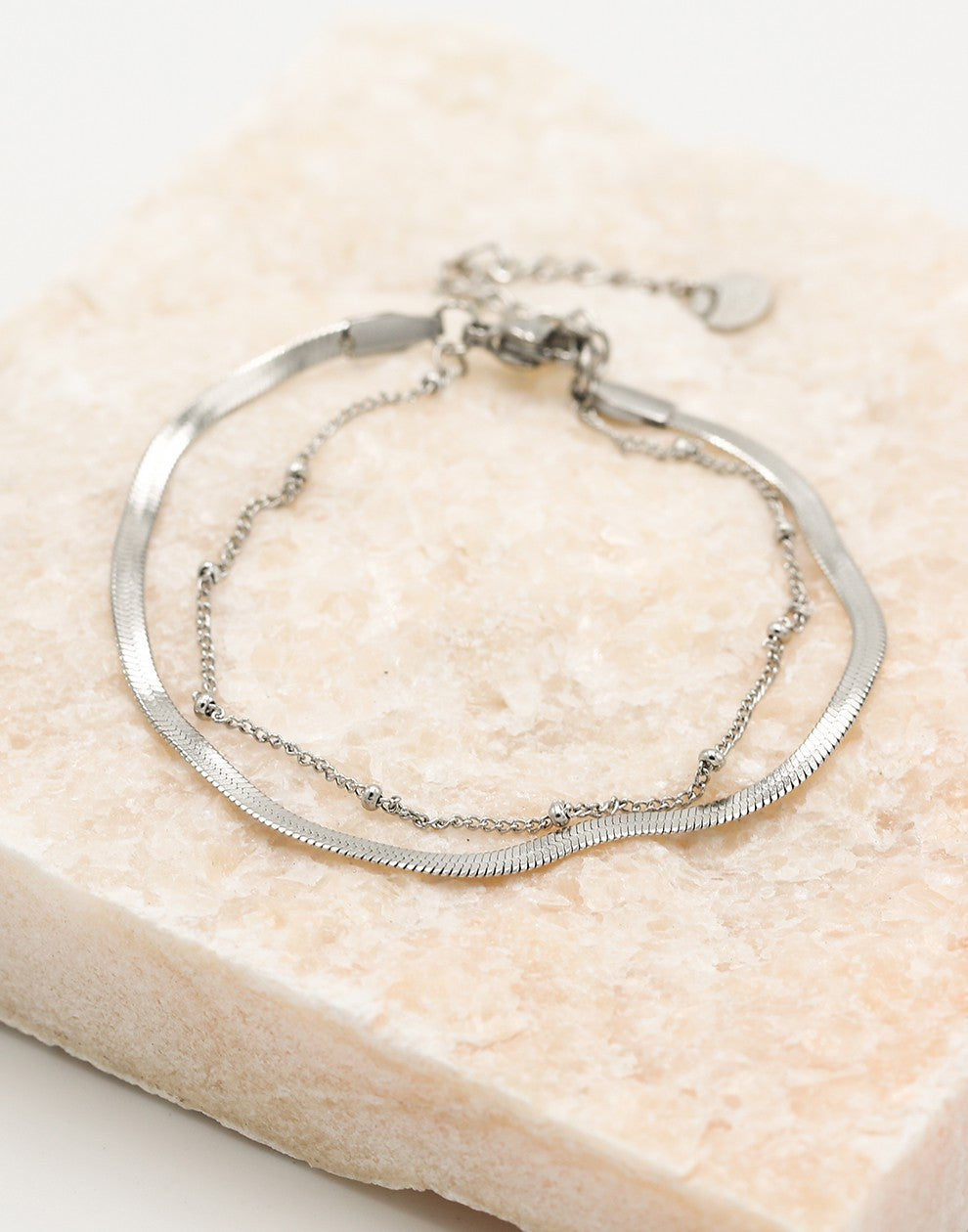 Dubbele armband plat met bolletje zilverkleurig