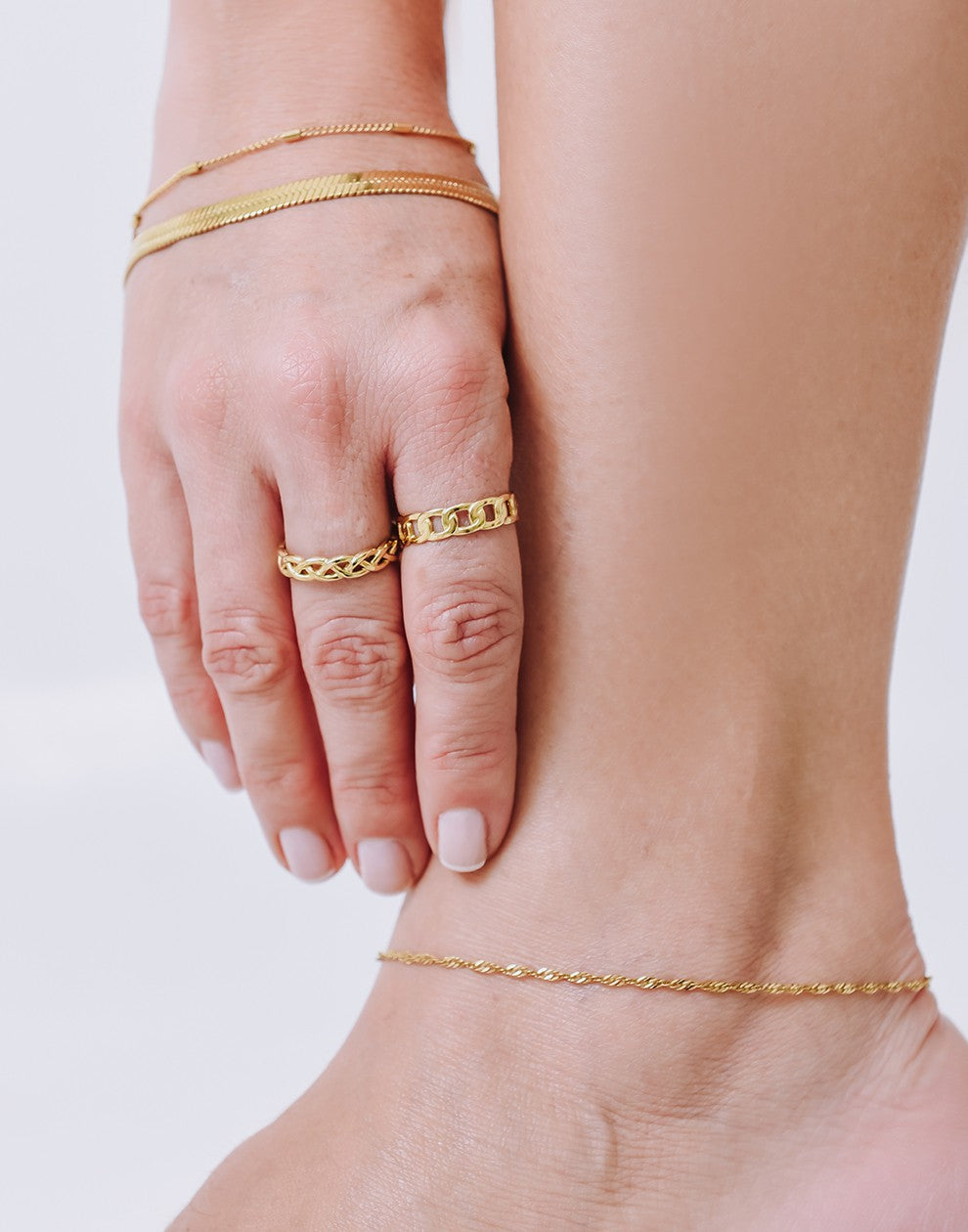 Ring gevlochten patroon goudkleurig