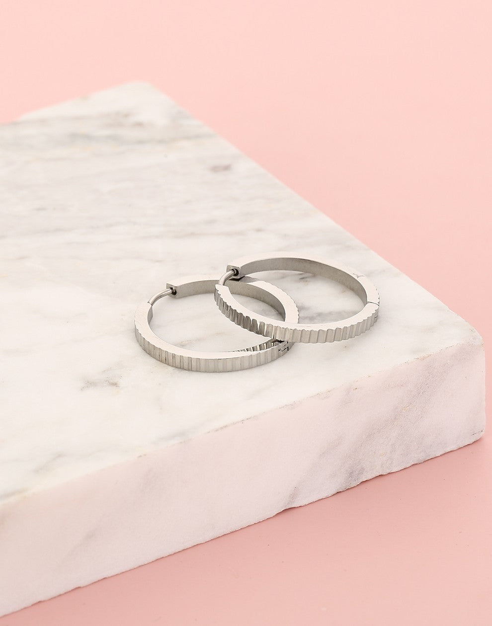 hoop oorringen ribbeltjes zilverkleurig