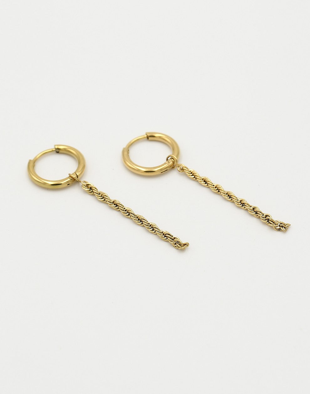 Oorringen gedraaide chain hanger goudkleurig
