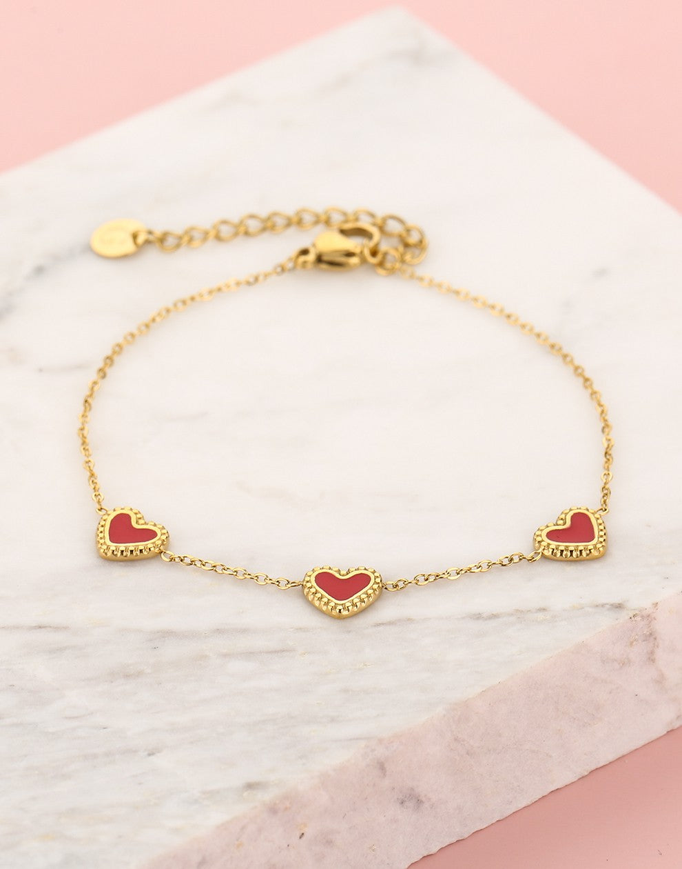 armband drie hartjes rood goudkleurig