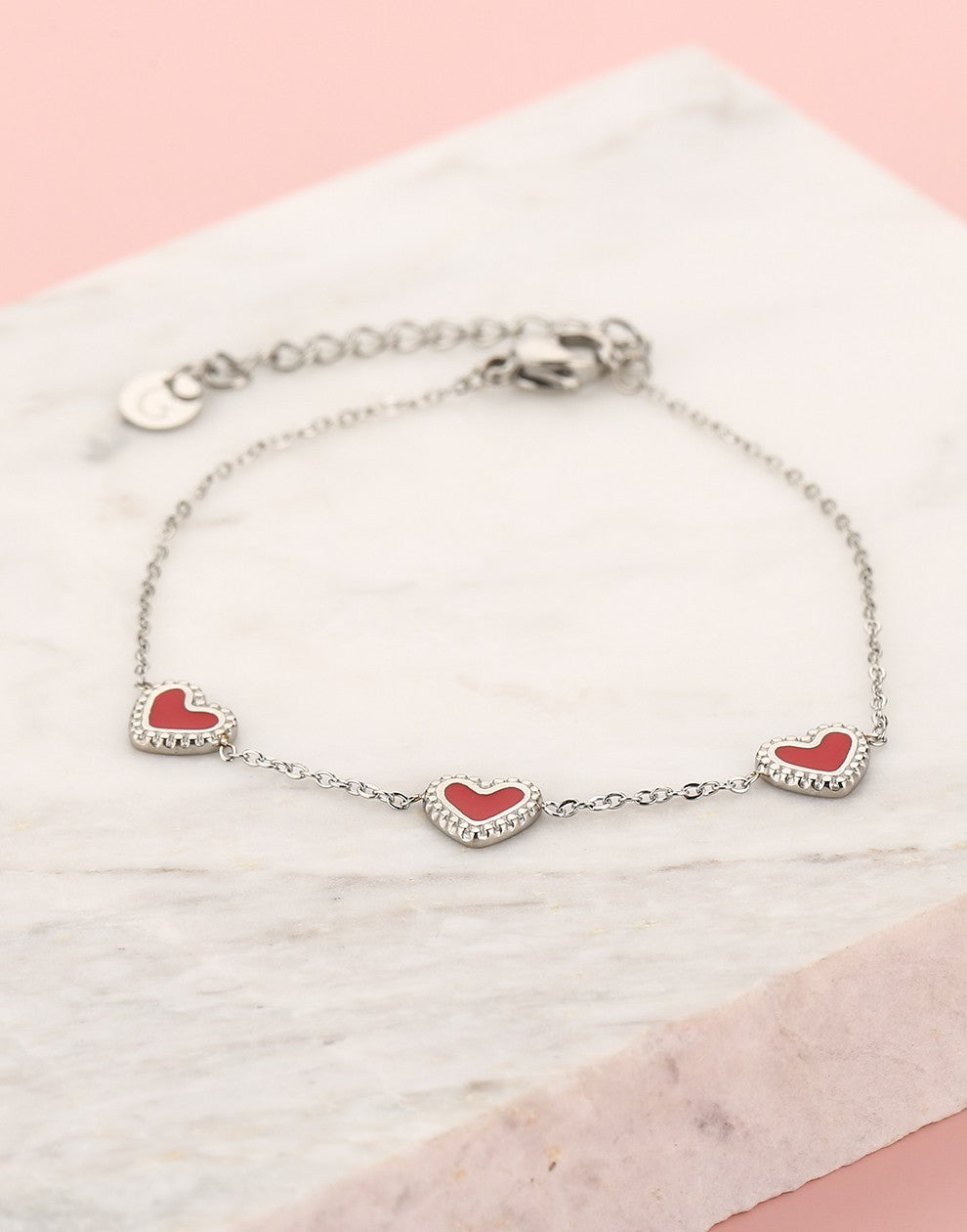 armband drie hartjes rood zilverkleurig