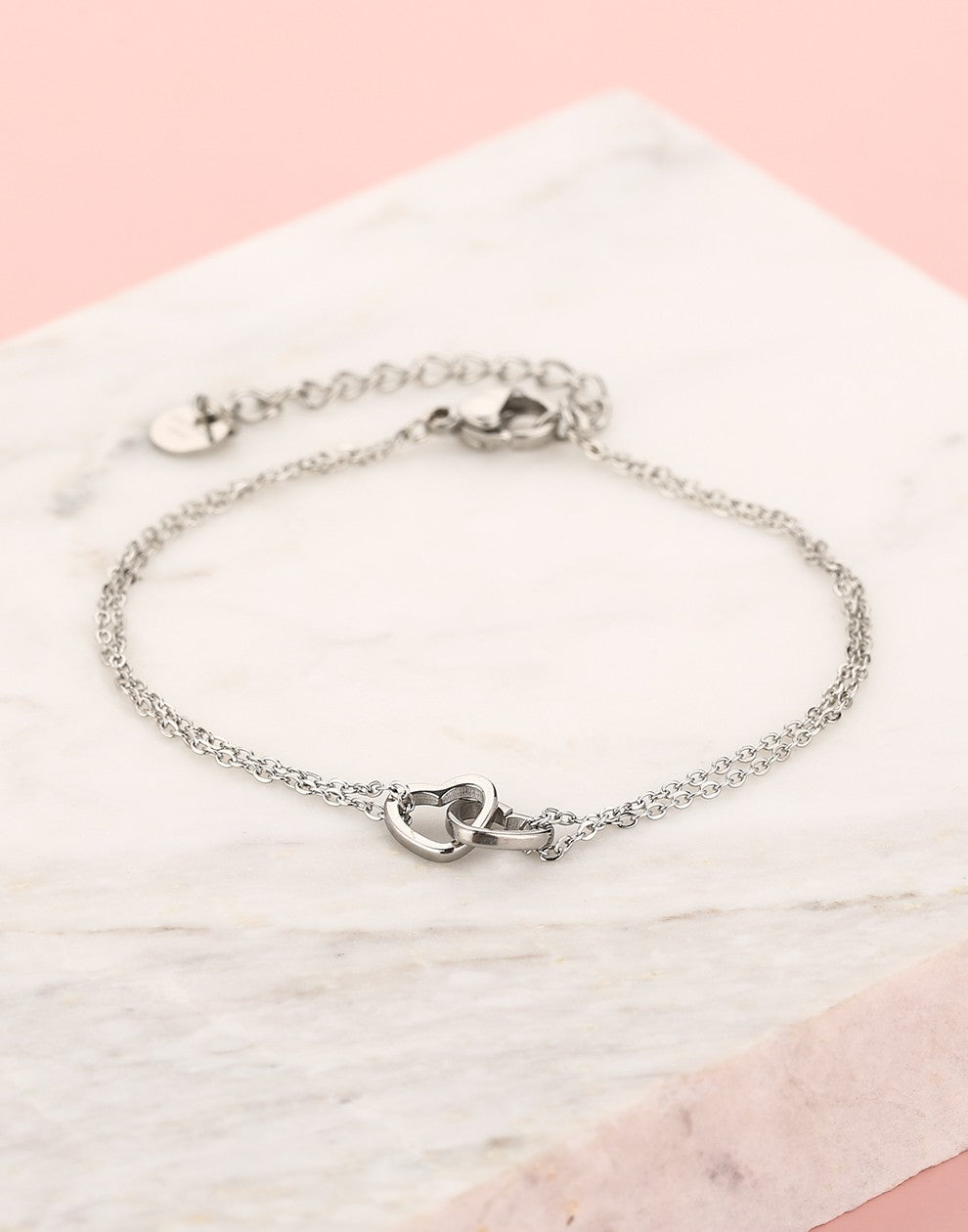 minimalistische armband hartjes zilverkleurig