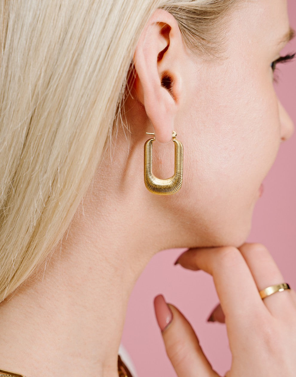 statement oorhangers met motief goudkleurig