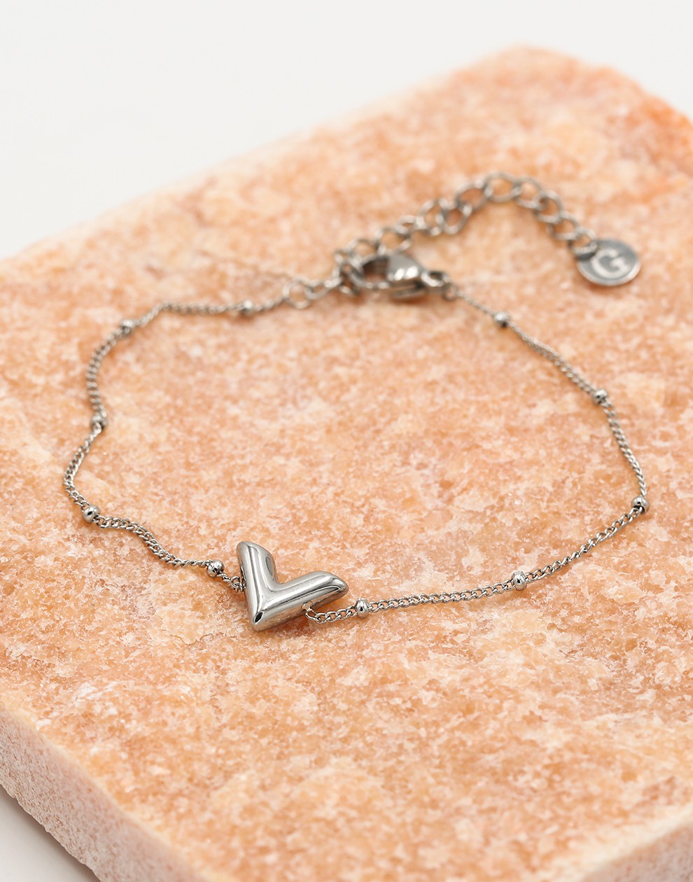 Armband V bolletjes zilverkleurig