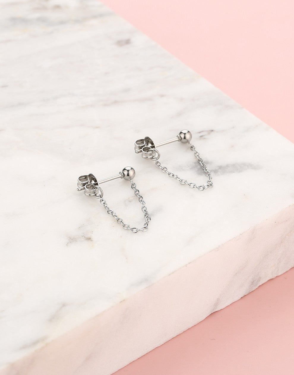 zilverkleurigen oorknopjes met chain