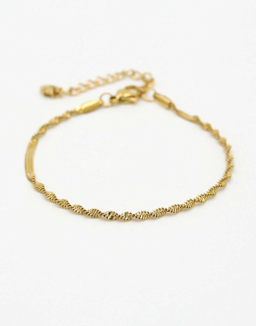 Gedraaide schakelarmband goudkleurig