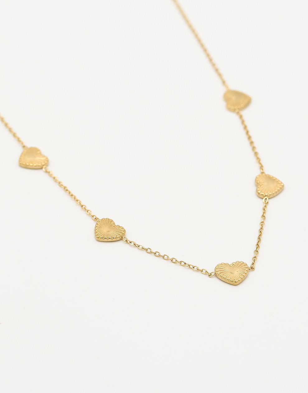 Vintage-Halskette mit goldfarbenen Herzen