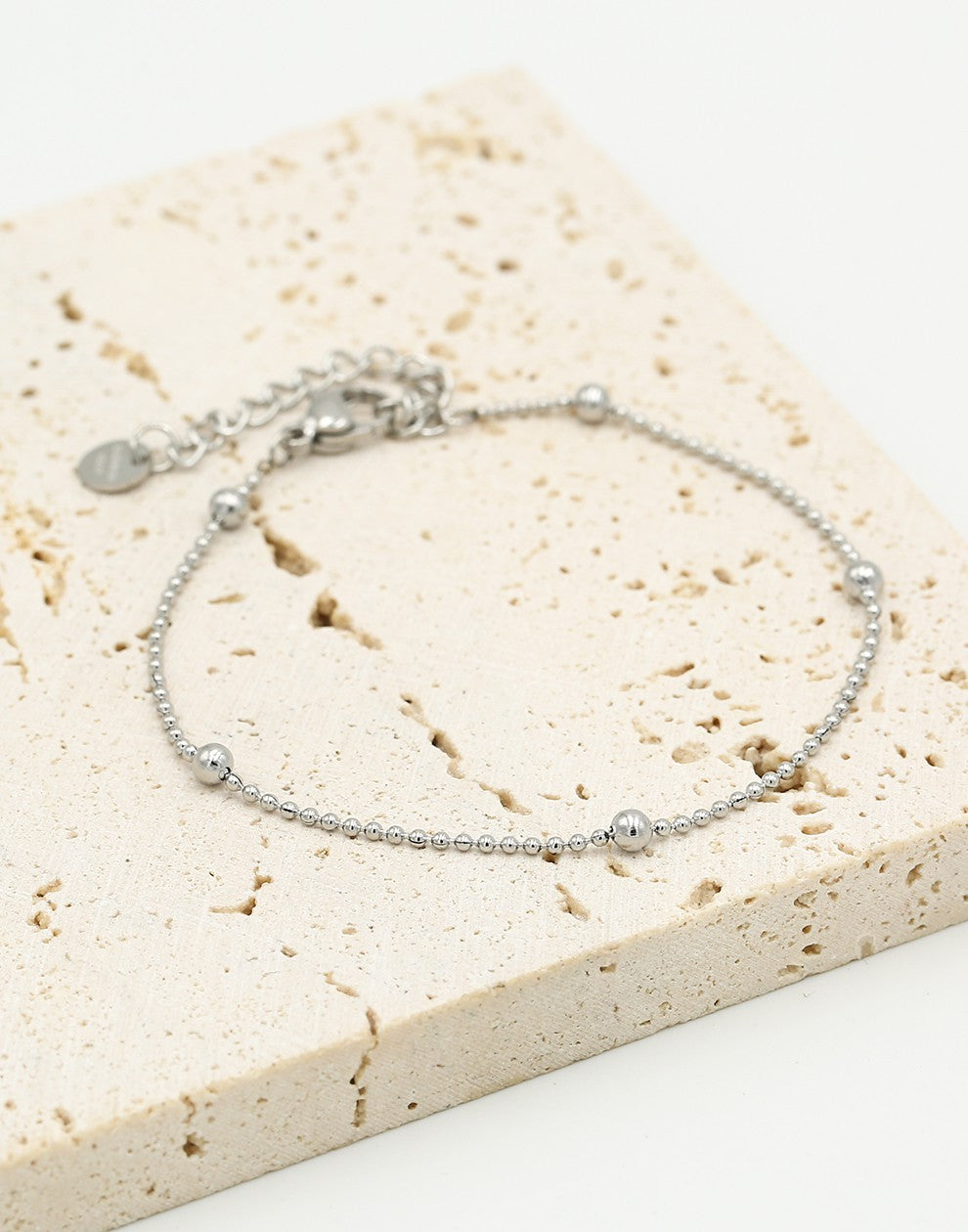 zilverkleurigen bolletjes armband