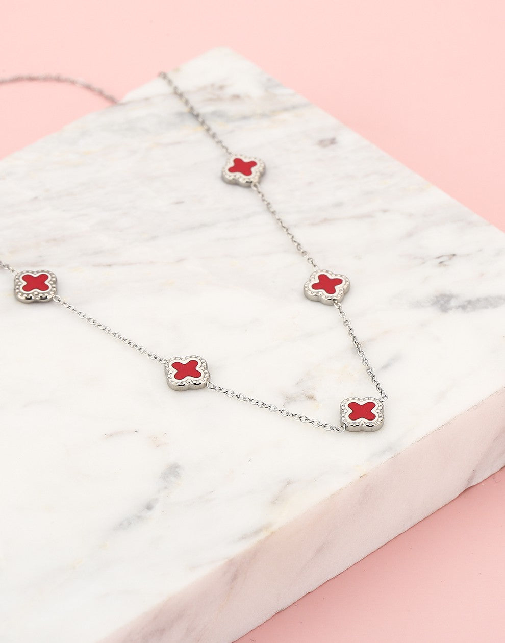 Ketting klavers rood zilverkleurig