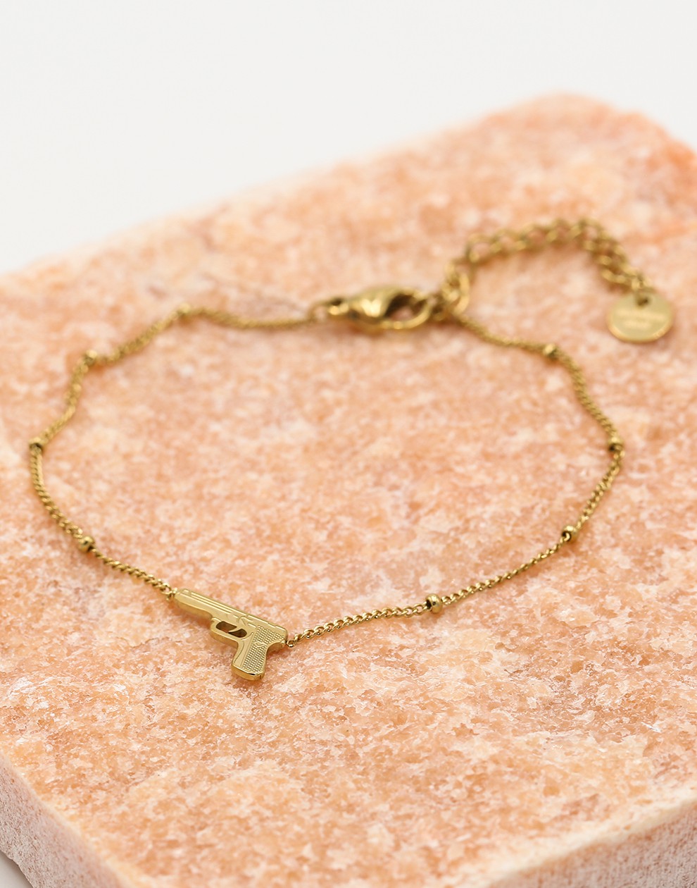 Armband pistool bolletjes schakel goudkleurig