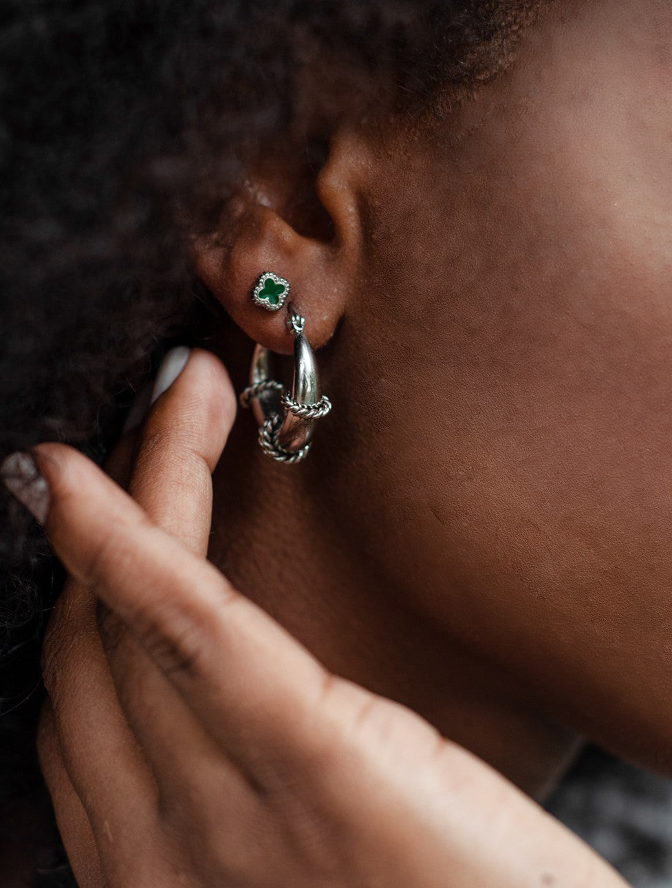 Studs klavers groen zilverkleurig
