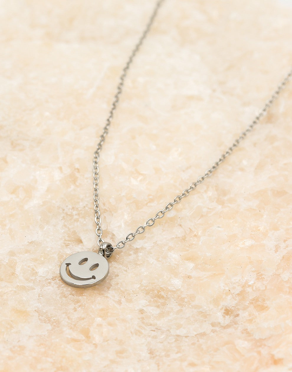 Fijne ketting met smiley hanger zilverkleurig