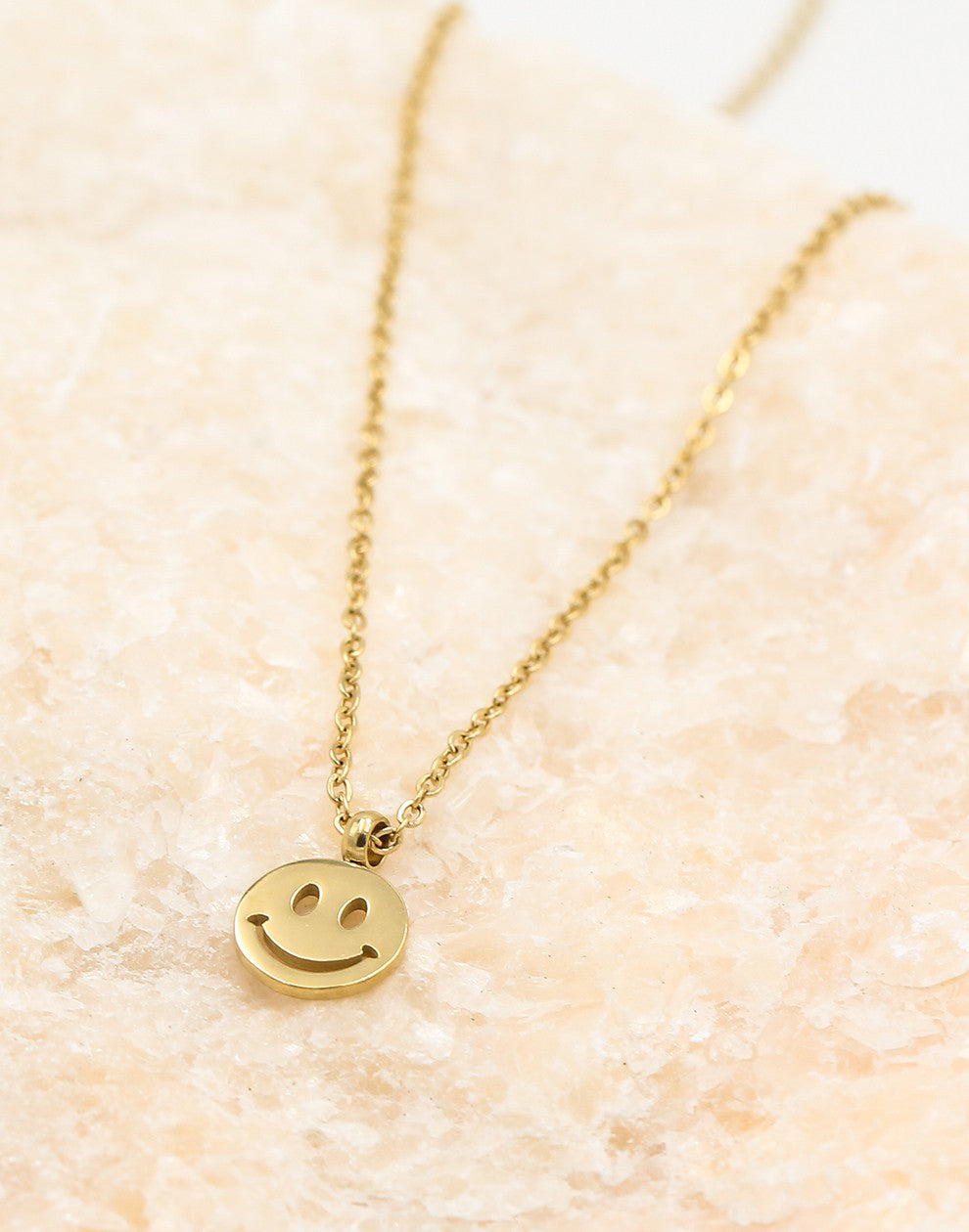 Fijne ketting met smiley hanger goudkleurig