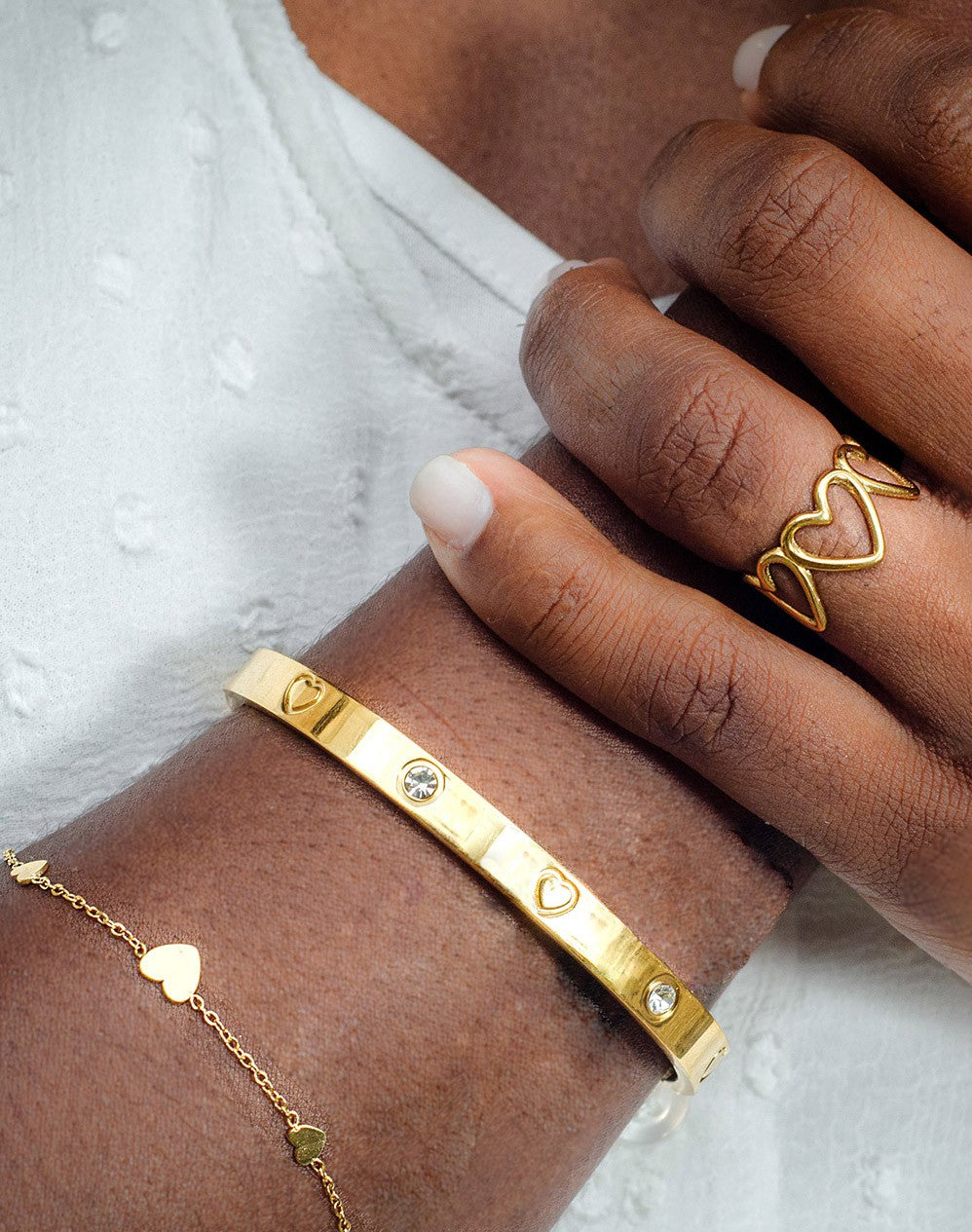 Bangle steentjes en hartjes goudkleurig