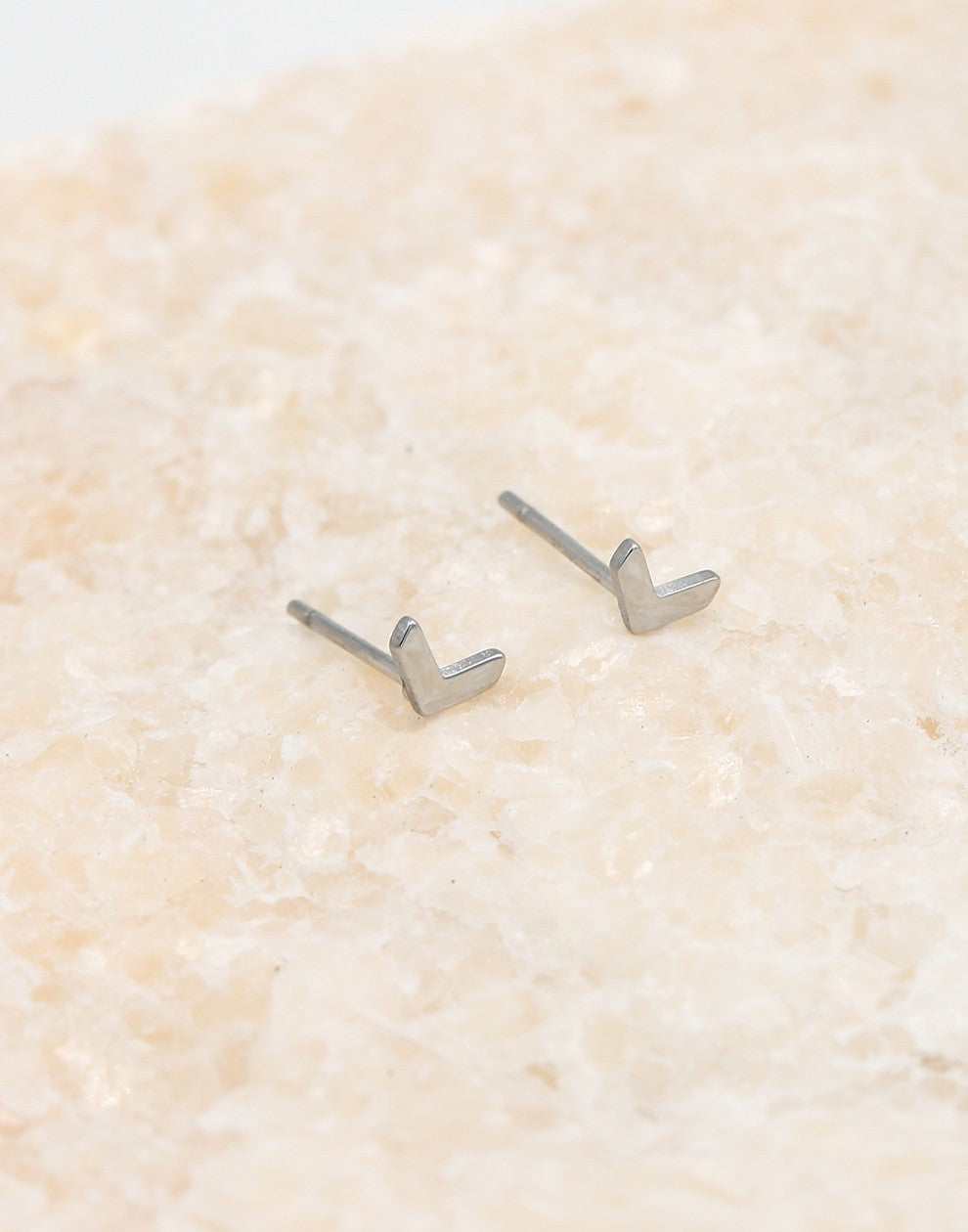 Earstud open V vorm zilverkleurig