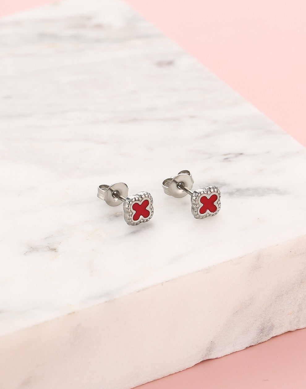 Studs klavers rood zilverkleurig