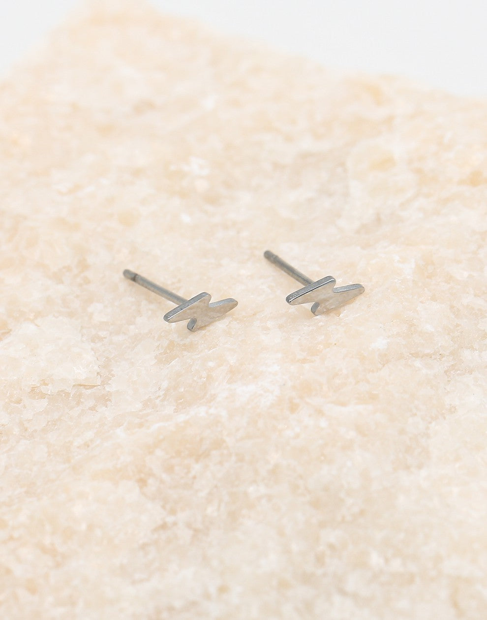 Bliksem earstuds zilverkleurig