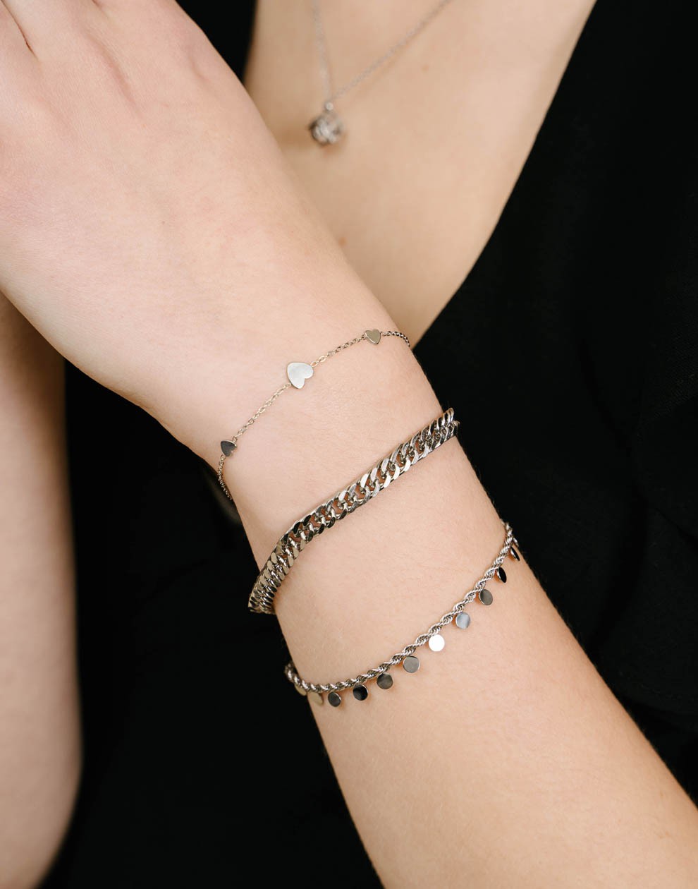 Gedraaide armband muntjes zilverkleurig