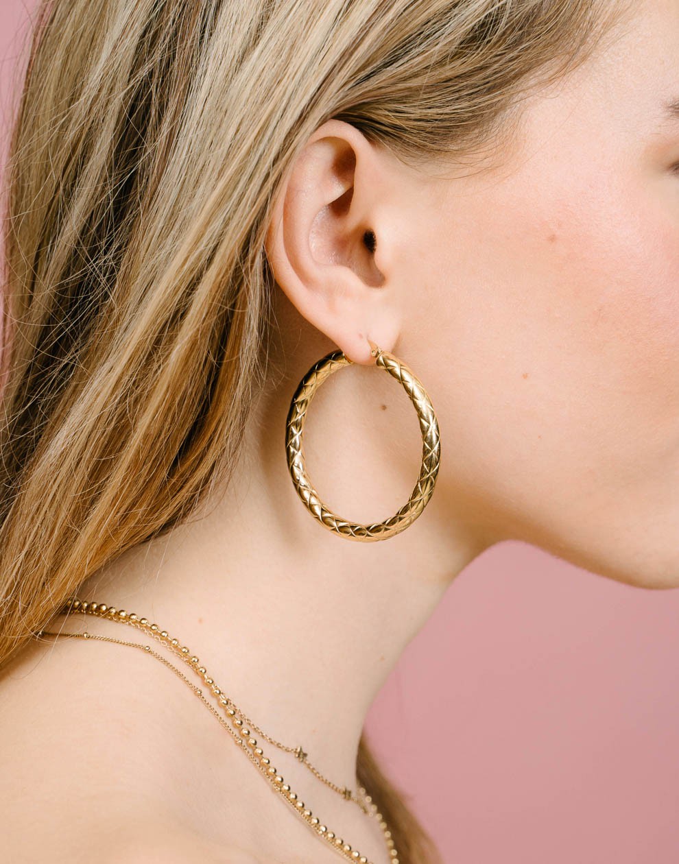 Hoops met structuur 50mm goudkleurig