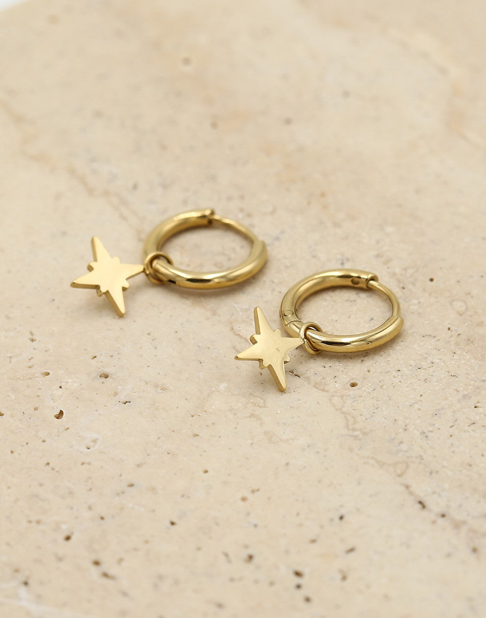 Oorringen met morningstar hanger goudkleurig