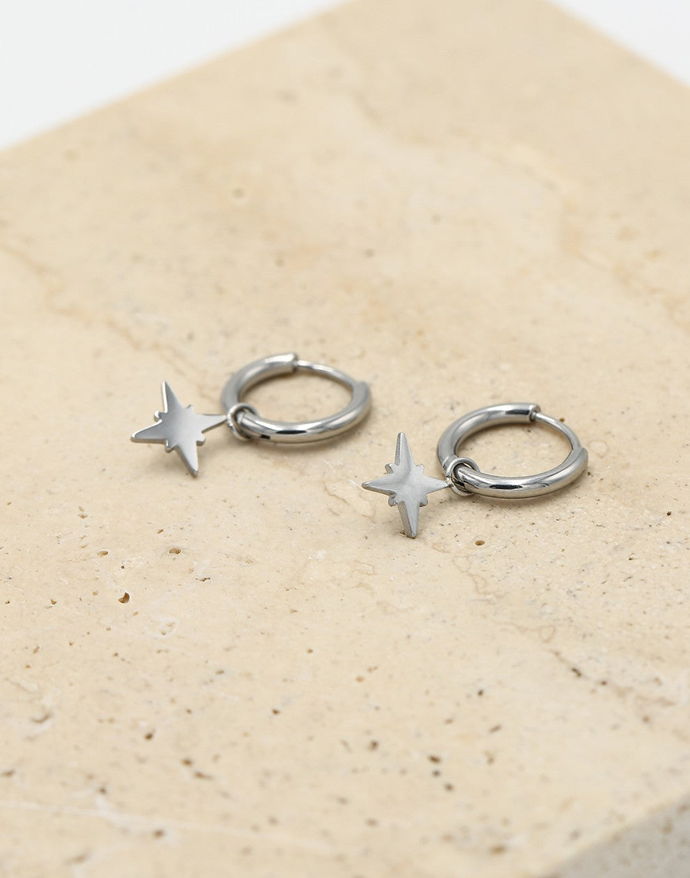 Oorringen met morningstar hanger zilverkleurig