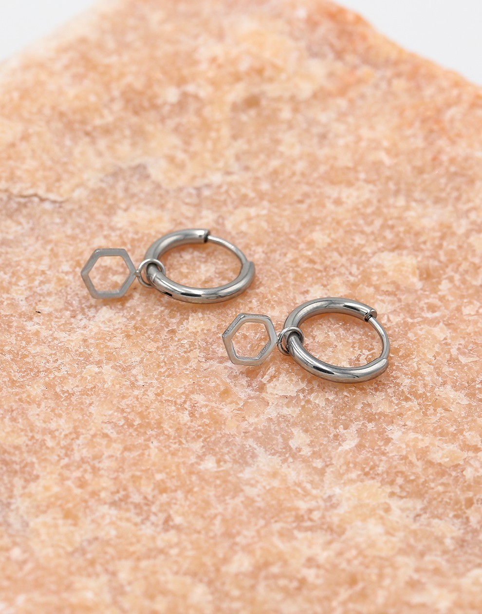 Oorring open hexagon zilverkleurig