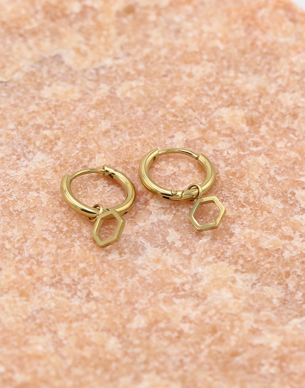 Oorring open hexagon goudkleurig
