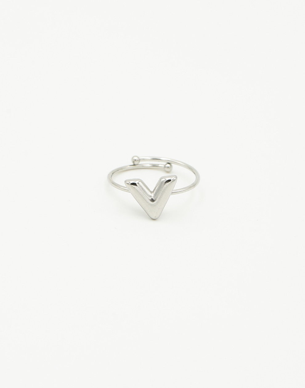 Ring V zilverkleurig