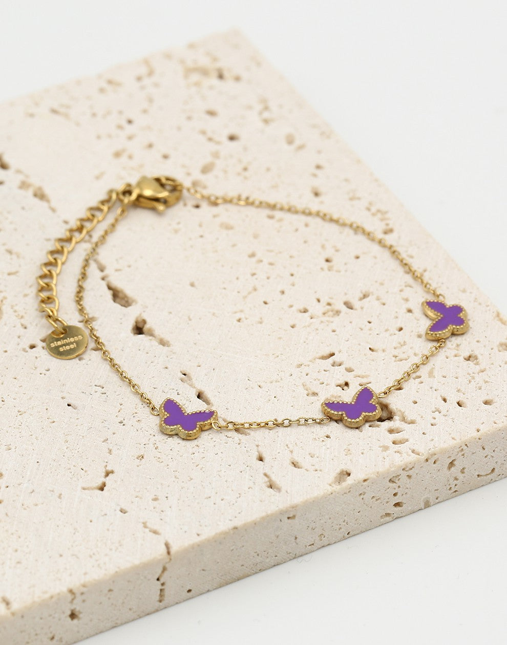 Armband vlinders paars goudkleurig