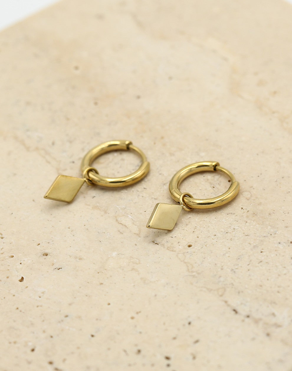 Oorring met ruit hanger goudkleurig