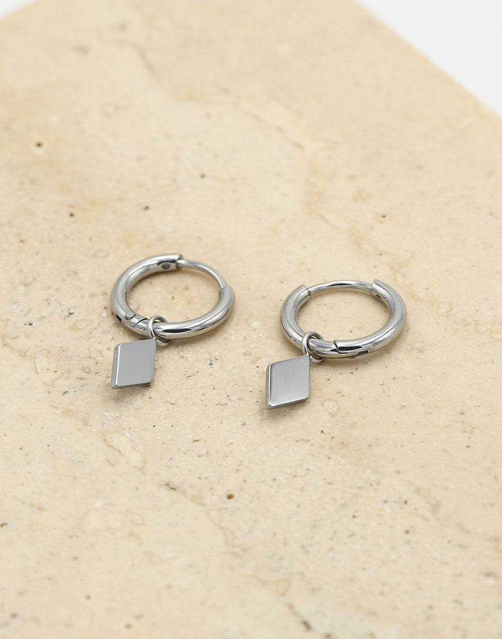 Oorring met ruit hanger zilverkleurig
