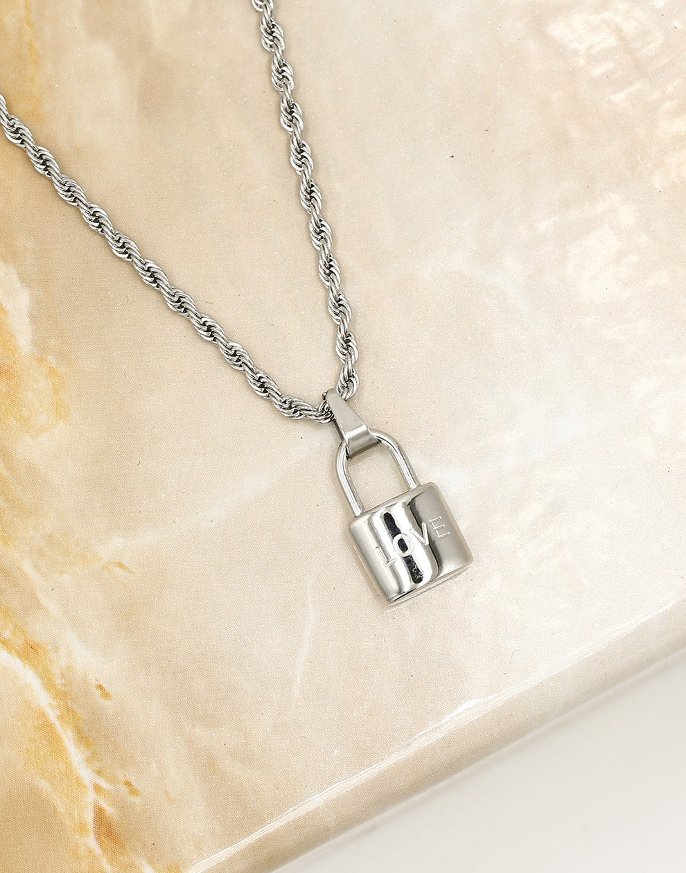 Gedraaide ketting met slot love zilverkleurig