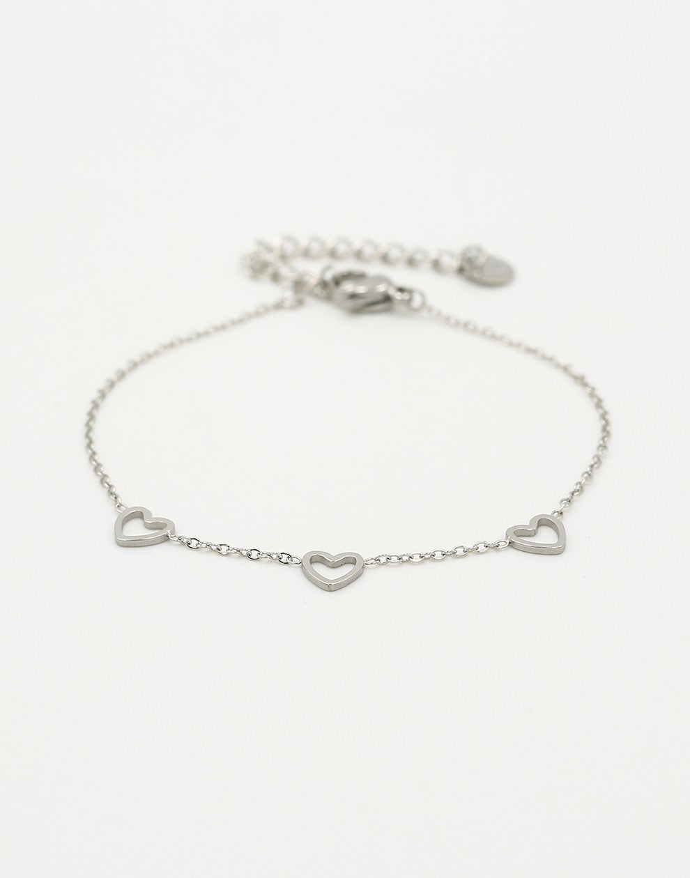 Armband 3 open hartjes zilverkleurig