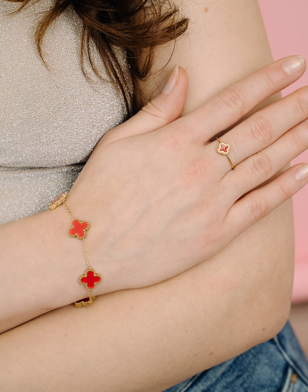 Ring klaver rood goudkleurig