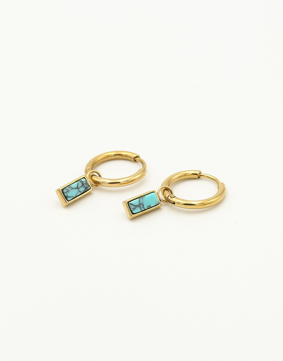 goudkleurigen oorringen met hanger turquoise steen